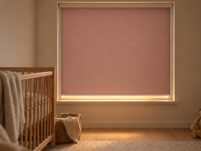 Gezellige babykamer met een roze verduisterend rolgordijn met cassette en zijgeleiding